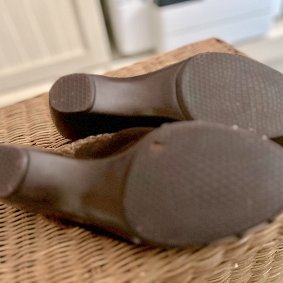 Stuart Weitzman Brown Suede Shearling Lined Studded Mules Size Womens 7.5 - Picture 7 of 8